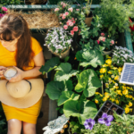 Frau mit Kaffee und Sonnenhut auf dem Balkon mit Pflanzenbewässerung