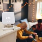 Smartes Thermostat im Wohnzimmer auf der Kommode