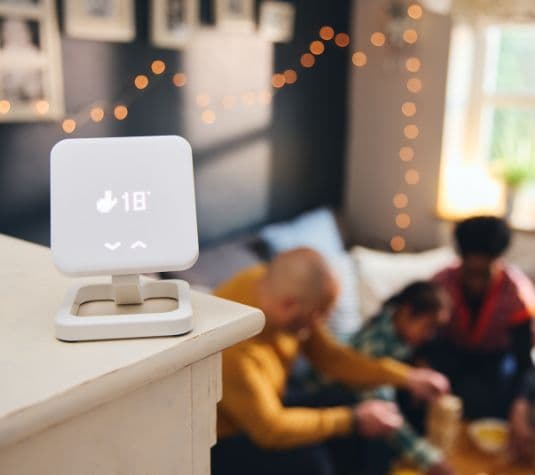 Smartes Thermostat im Wohnzimmer auf der Kommode